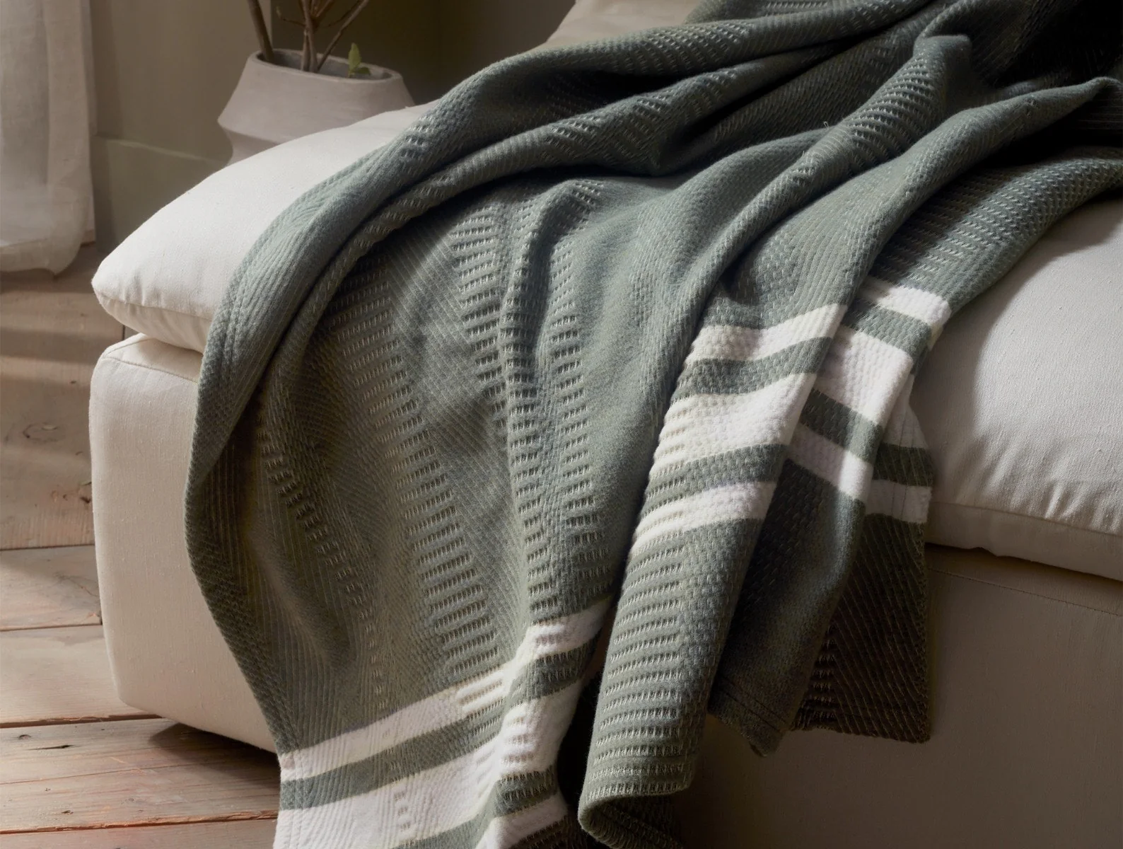 Cirrus Supersoft Organic Cotton Throw - Renewed - Image 9